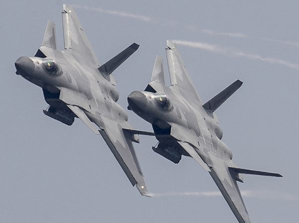 軍事震撼，20架轟炸機(jī)傾瀉240枚導(dǎo)彈的力量展示，軍事震撼，20架轟炸機(jī)傾瀉導(dǎo)彈力量展示日
