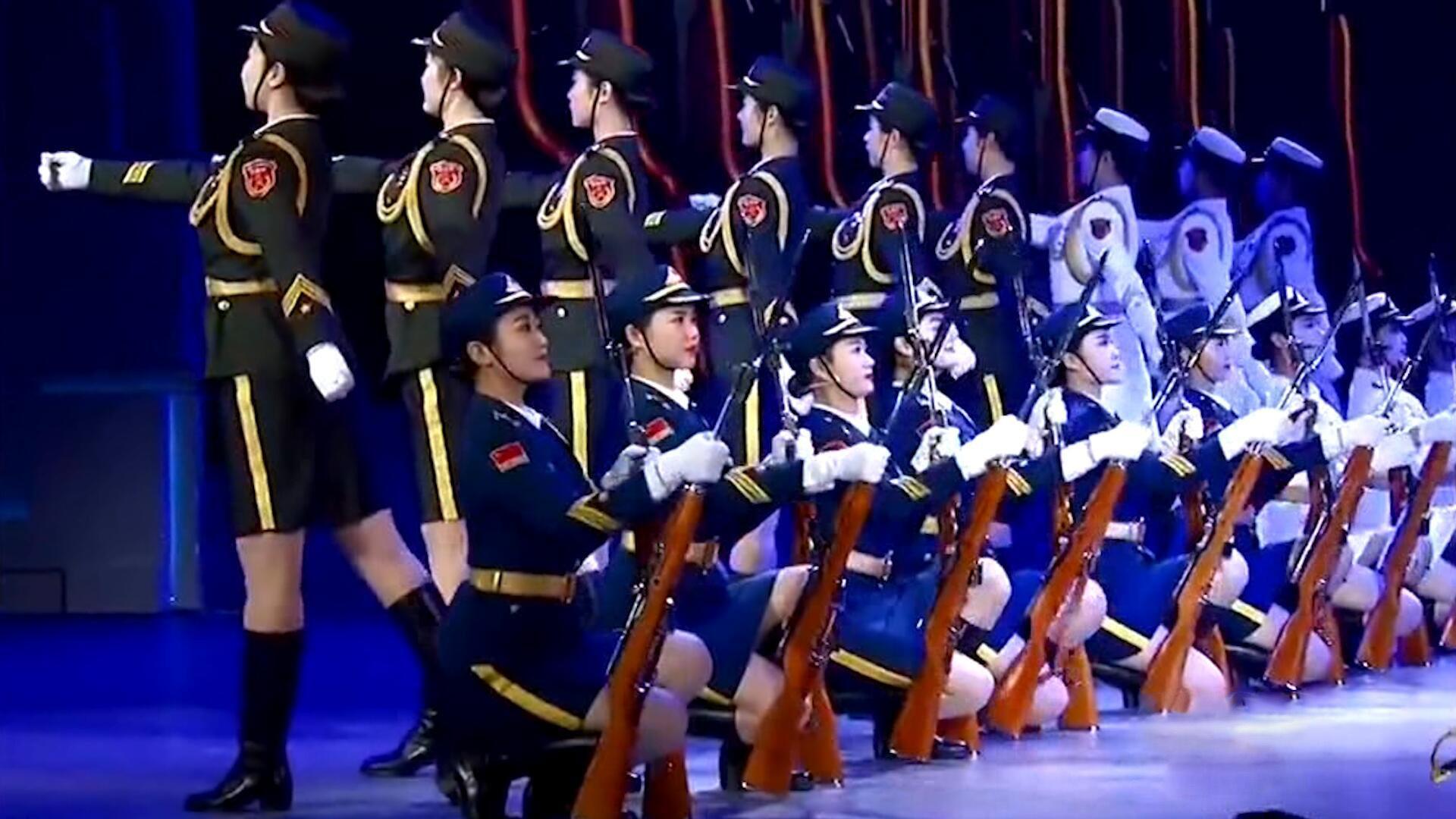 三軍女兵隊(duì)跳舞，展現(xiàn)力量與柔美的完美結(jié)合，三軍女兵隊(duì)舞蹈，力量與柔美的完美交融