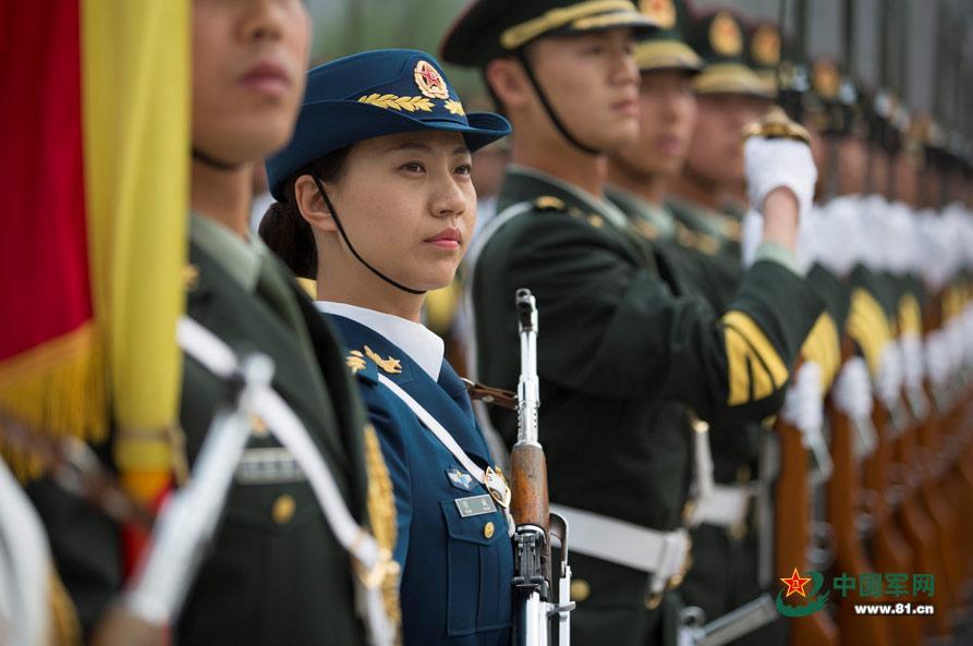 三軍儀仗隊女兵中隊，展現(xiàn)新時代巾幗英雄風(fēng)采，三軍儀仗隊女兵中隊，新時代巾幗英雄的風(fēng)采展現(xiàn)