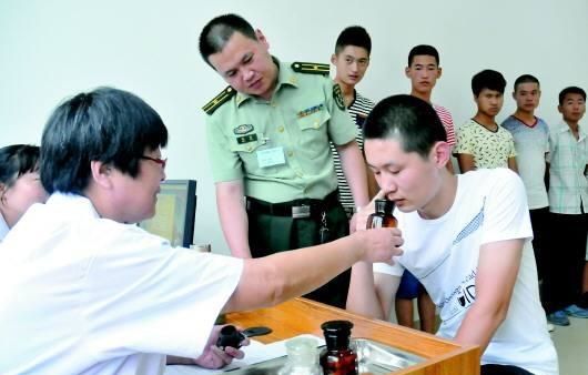 男兵體檢的尷尬圖，理解與尊重的重要性，男兵體檢中的尊重與理解的必要性，尷尬瞬間的思考