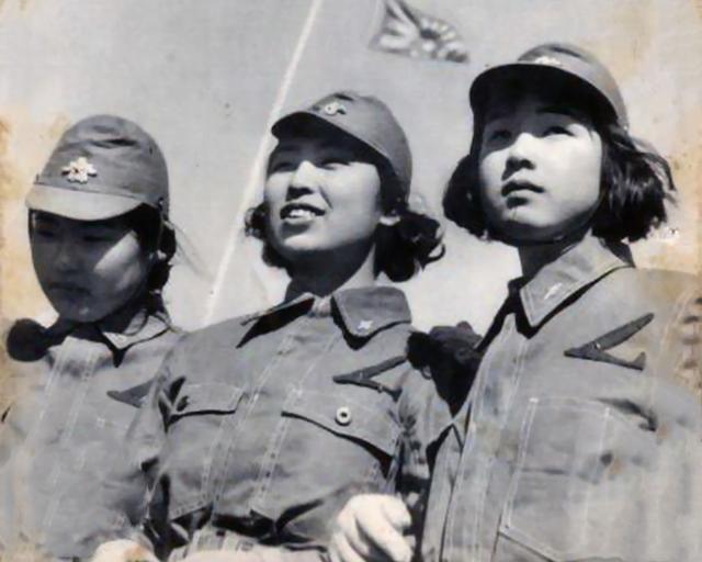 中國女兵敬禮圖片，展現(xiàn)力量與榮耀的象征，中國女兵敬禮，力量與榮耀的展現(xiàn)