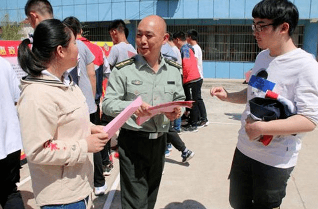 2023年當(dāng)兵的要求和條件，視力的特別關(guān)注，2023年征兵視力要求及報(bào)名當(dāng)兵的條件解析