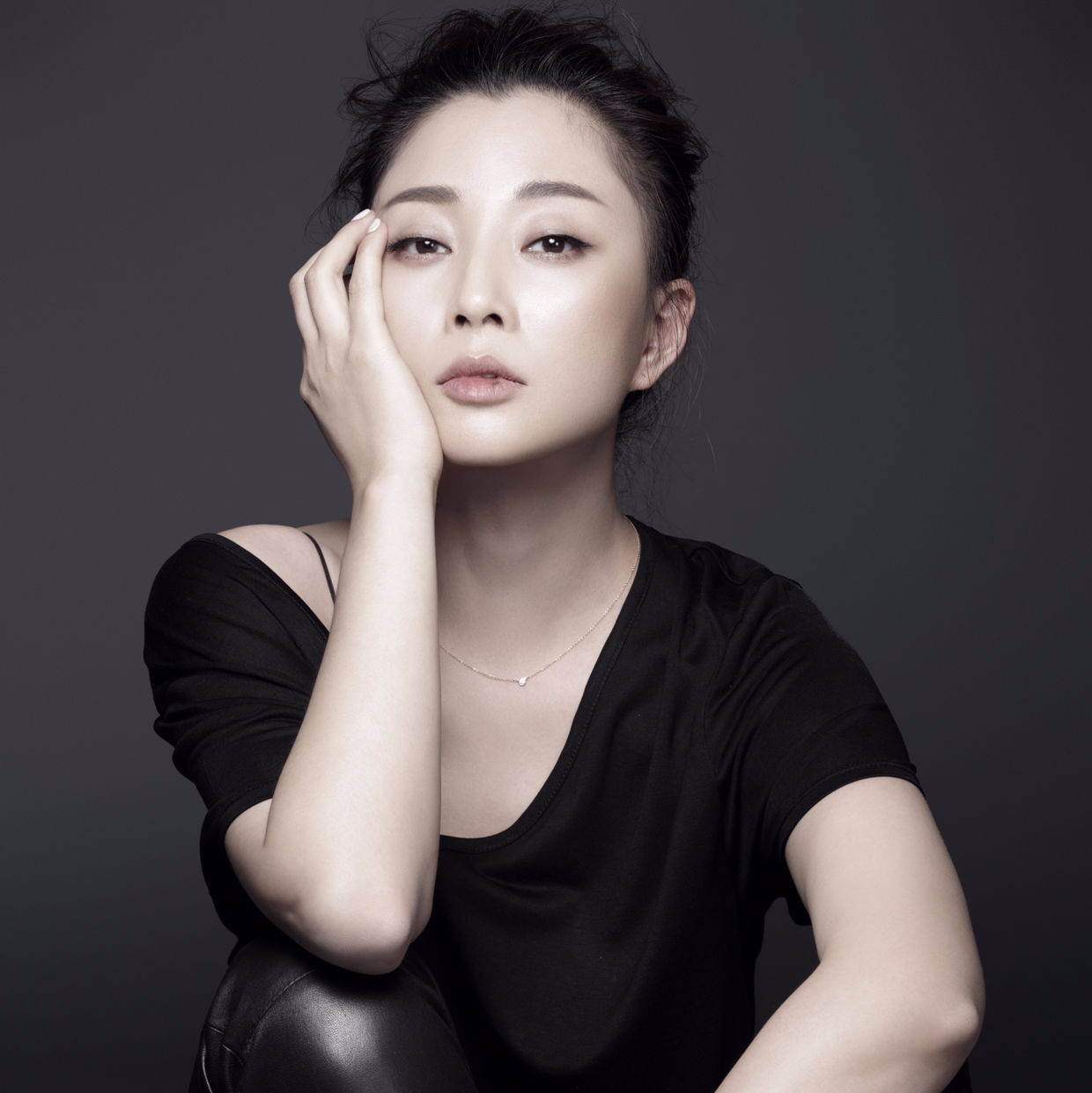 殷桃，43歲的魅力不減，近照展現(xiàn)歲月優(yōu)雅，殷桃，43歲魅力依舊，歲月雕琢優(yōu)雅近照展現(xiàn)風(fēng)采